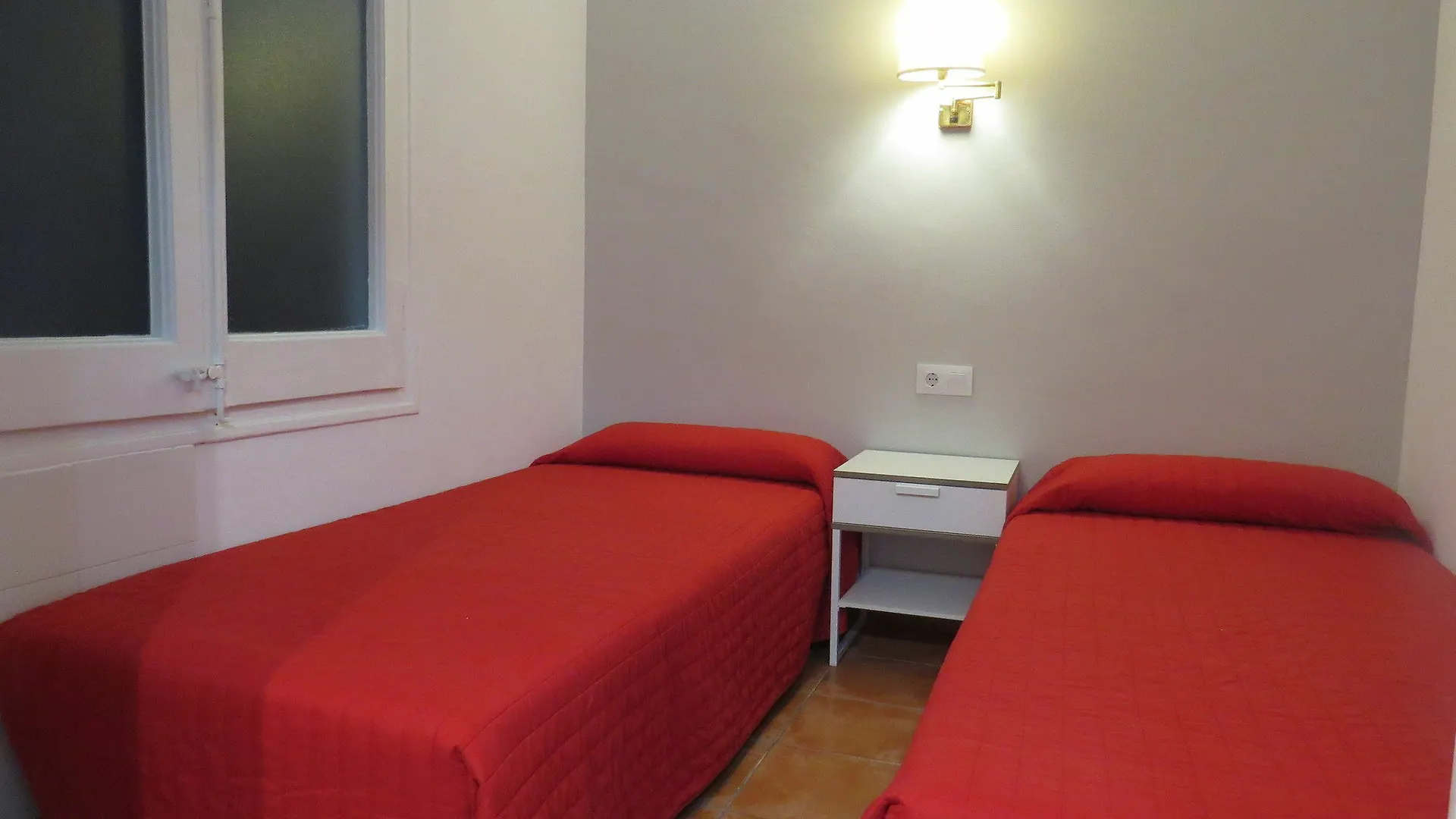 Barcelona City Rooms 2*,  إسبانيا